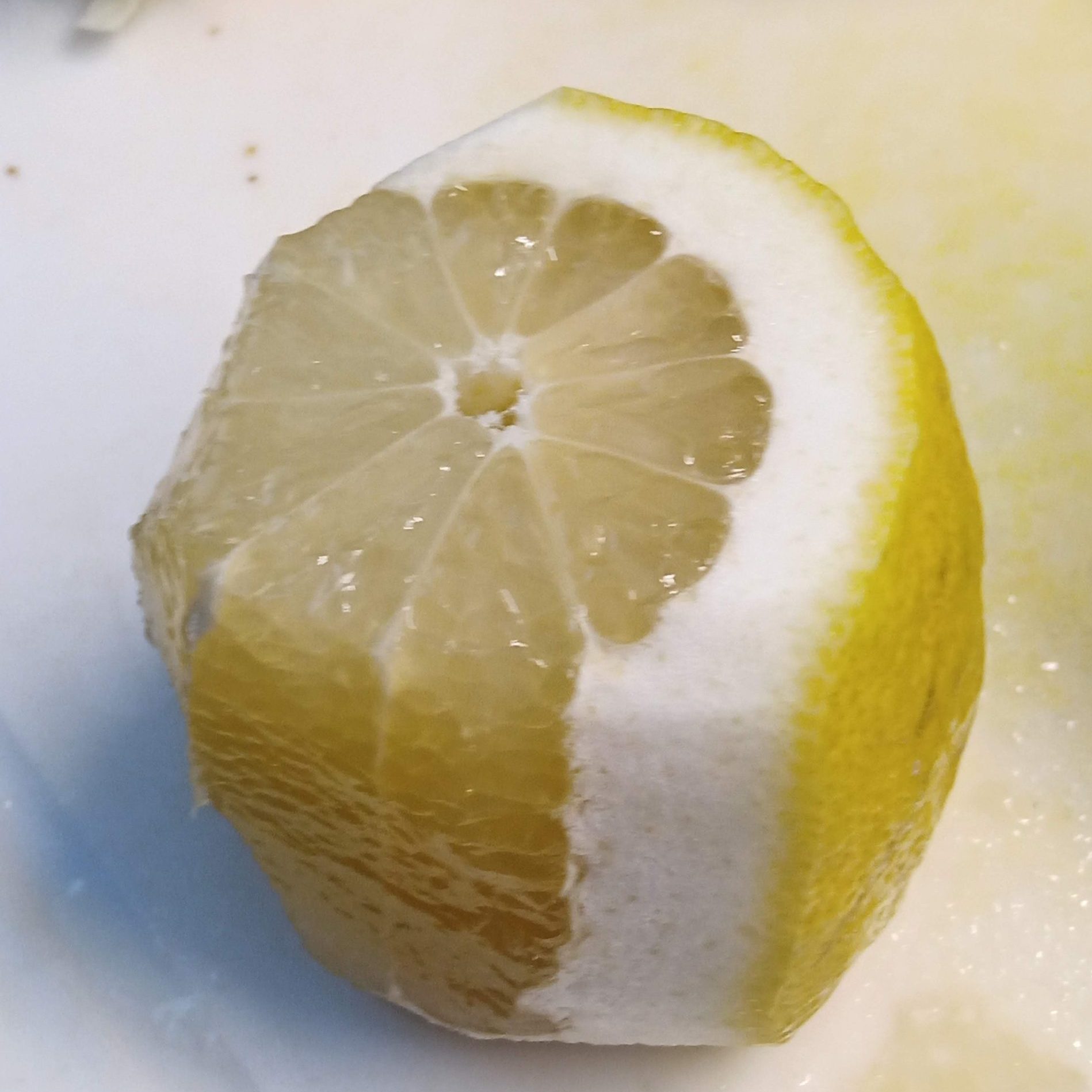 Bild: angeschnittene Zitrone