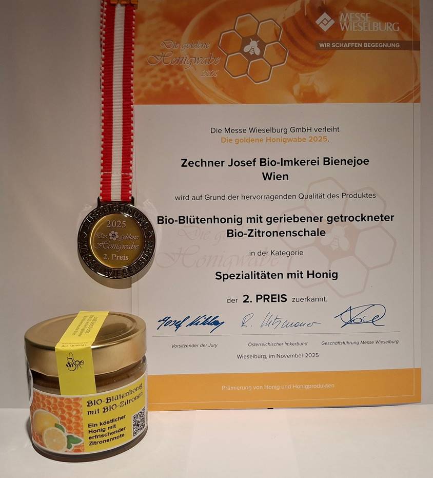 Bild: Urkunde und Honigglas