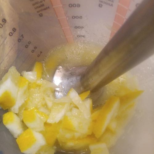 Bild: Zitronenwürfel werden pürriert