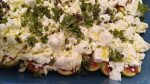 Bild: Feta, Basilikum und Olivenöl auf Feige in Auflaufform